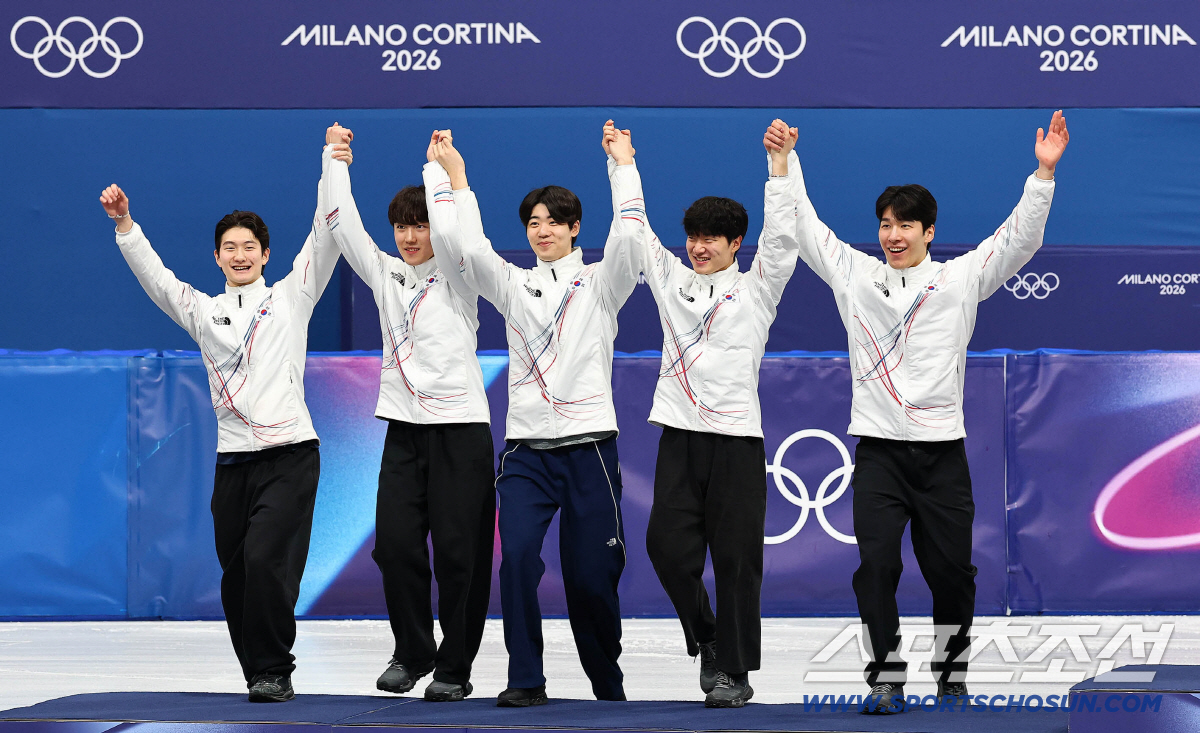 20일(현지시간) 이탈리아 밀라노 아이스스케이팅 아레나에서 열린 2026 밀라노·코르티나담페초 동계올림픽 쇼트트랙 남자 5,000m 계주 결승에서 은메달을 획득한 신동민(왼쪽부터), 임종언, 이준서, 이정민, 황대헌이 시상식에서 시상대에 오르고 기뻐하고 있다. 밀라노(이탈리아)=송정헌 기자songs@sportschosun.com/2026.02.21/