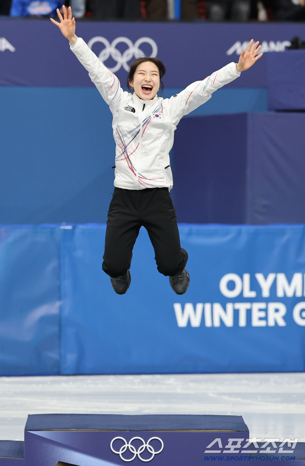 8년 만에 왕관을 물려받았다...김길리, '여제' 최민정 제치며 본격 '…