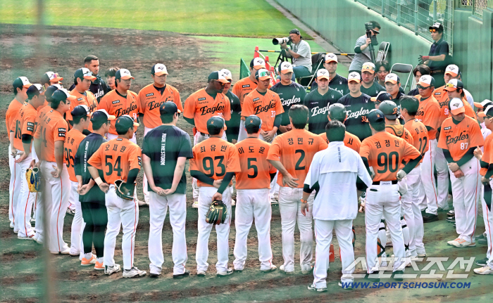 한화, 日 꼴찌 지바 롯데에 0-18 참패...에르난데스 152㎞ 호투만 위안[오키나와 현장]