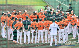 한화, 日 꼴찌 지바 롯데에 0-18 참패...에르난데스 152㎞ 호투만 위안[오키나와 현장]