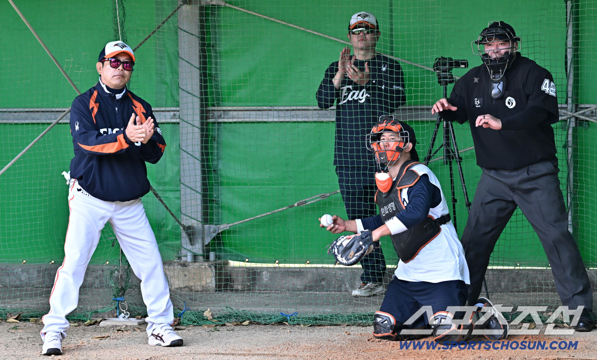 "동주야, 재훈이 말 다 믿지 마" 60% 직구에 웃음 터진 이유 [오키…