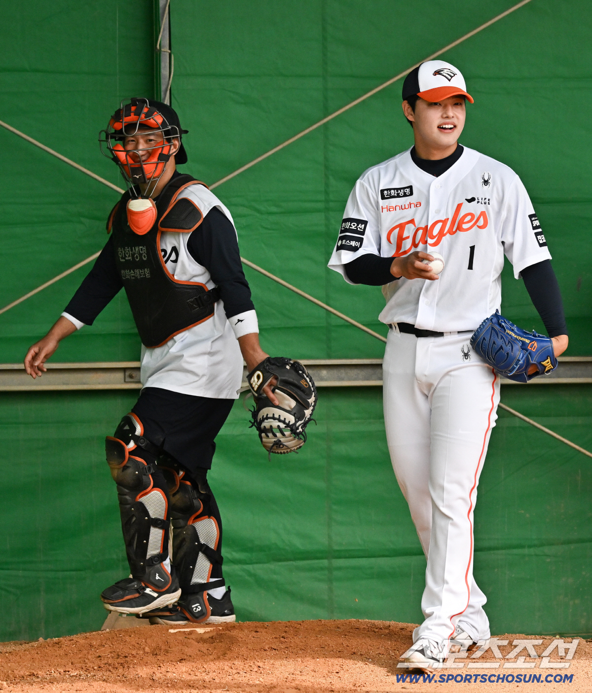 "동주야, 재훈이 말 다 믿지 마" 60% 직구에 웃음 터진 이유 [오키…