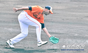 '시작과 동시에 가슴 철렁' 152㎞ 강속구 에르난데스, 팔뚝 강타에도 흔들림 없었다[오키나와 현장]