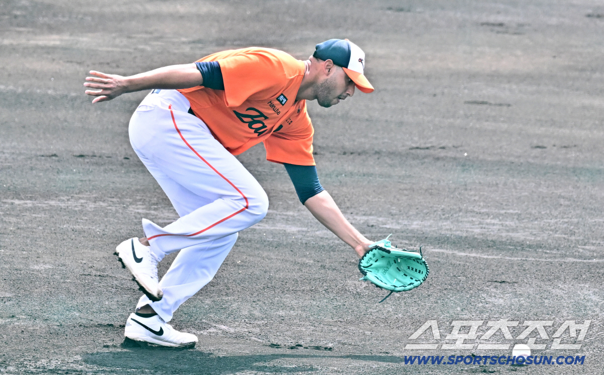 '시작과 동시에 가슴 철렁' 152㎞ 강속구 에르난데스, 팔뚝 강타에도 …