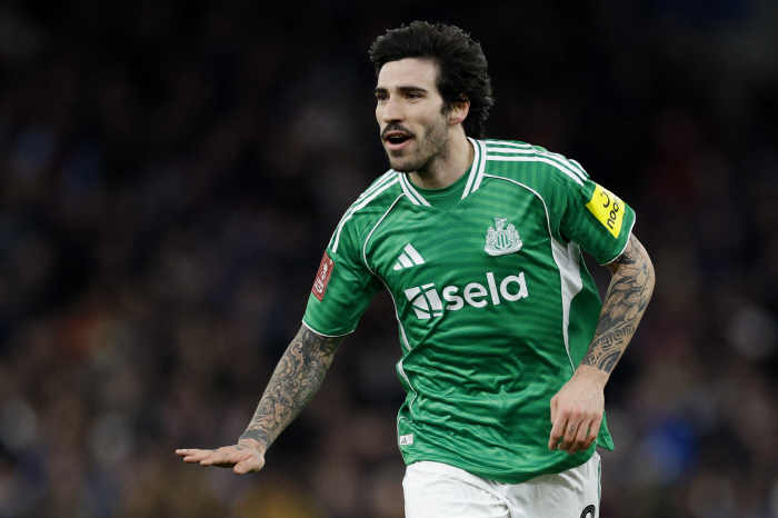 '충격 또 충격' 맨체스터 유나이티드, 허리라인 대수술에 3400억 '더블' 타킷 낙점..1차 변수는 뉴캐슬 감독→아스널 유벤투스 리버풀 '하이재킹' 살벌하다