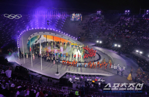 '목표 金 3개 달성' 한국, 기수 최민정-황대헌 앞세워 폐회식 입장...성화 소화 