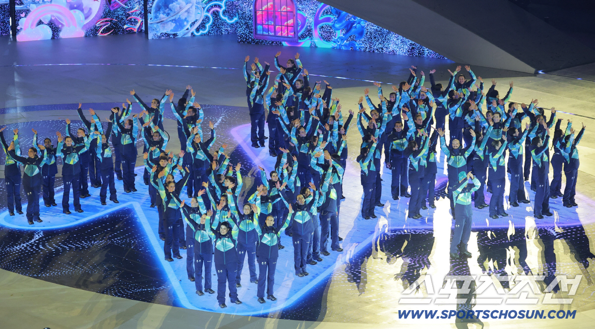 '목표 金 3개 달성' 한국, 기수 최민정-황대헌 앞세워 폐회식 입장..…