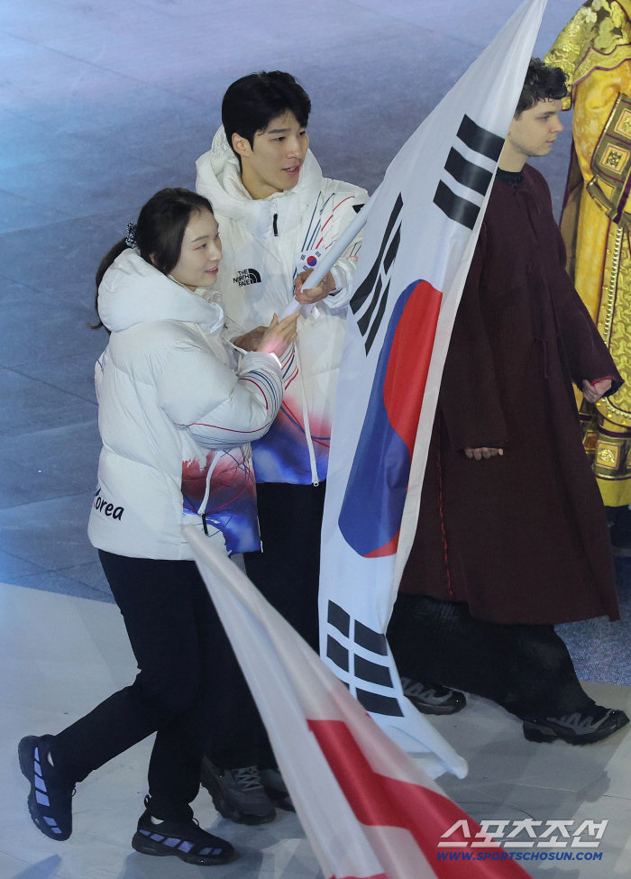 '목표 金 3개 달성' 한국, 기수 최민정-황대헌 앞세워 폐회식 입장...성화 소화 