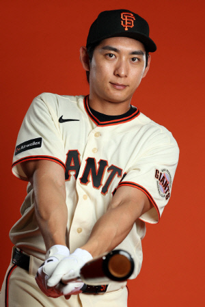 누가 나 수비 못한대...우익수로 첫 실전 이정후, 홈 보살로 무력시위