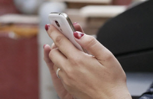 스마트폰 들고 화장실 가는 당신, '피' 볼 수 있습니다