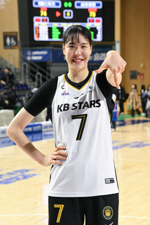 청주 KB 박지수 2연속 라운드 MVP. MIP는 우리은행 이다연