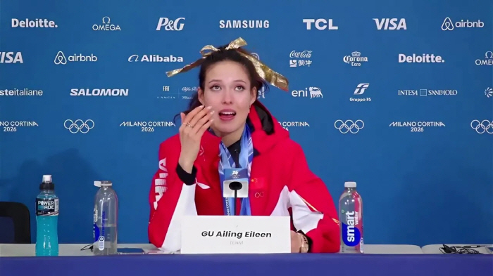 "할머니가 돌아가셨어요" 中 마지막 금메달 따자, 美에서 뒤늦게 날아온 비보…올림픽 메달만 6개, '눈의 여왕' 오열