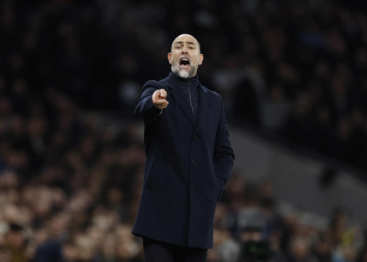 손흥민 어떻게 이런 선수들이랑 우승했나, 부주장 판 더 펜 감독 지시 완…