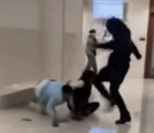 10대 아들의 살해 용의자 공격…