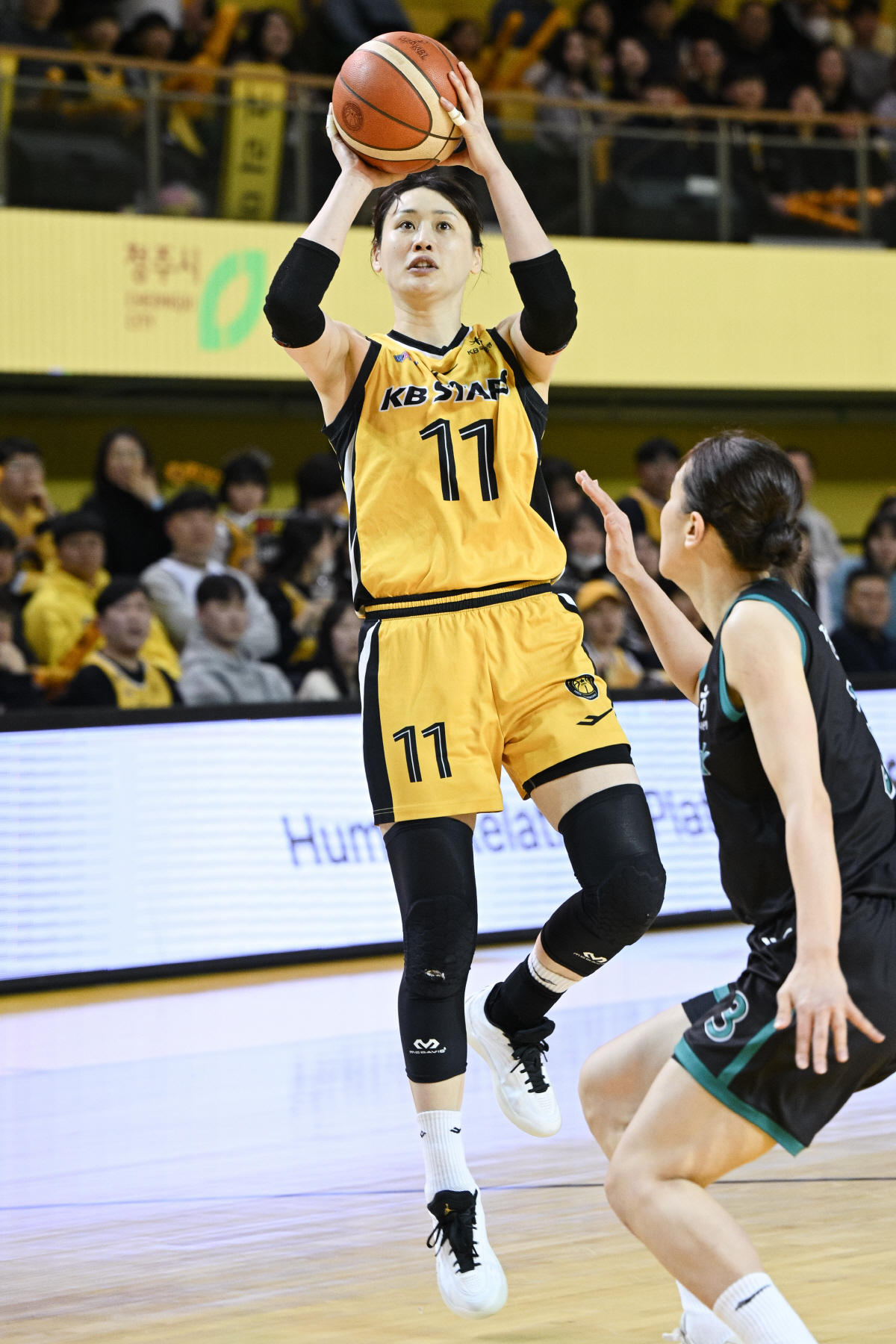 KB스타즈, 하나은행 꺾고 2년만의 정규시즌 우승에 매직넘버 '2' 남겨