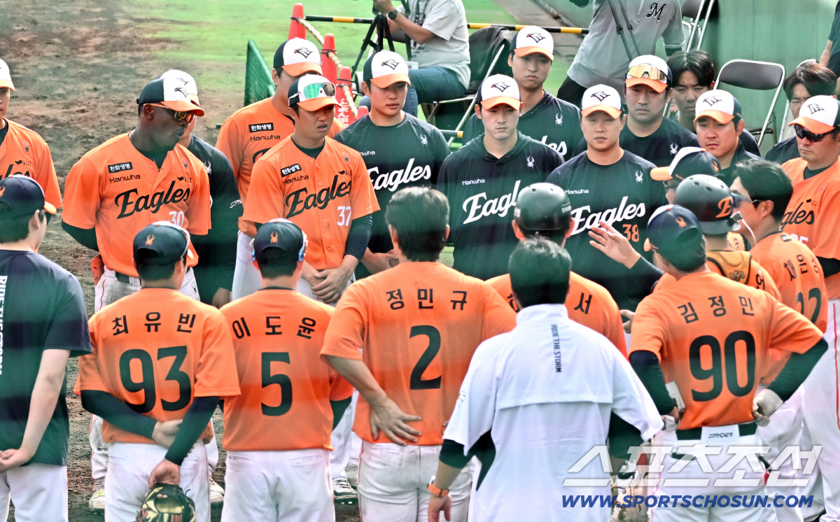 '3볼→위기 삭제' 김서현 무실점은 위안, 지바 롯데전 0-18 대패한 …