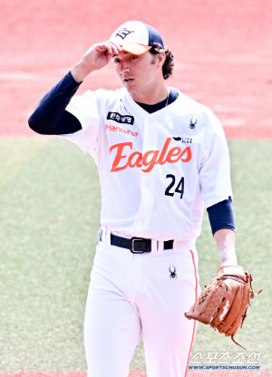 '폰세 대체자 화이트' 무사 만루 넘긴 뒤 투런포 허용...첫 실전은 '절반의 성공' [오키나와 현장]