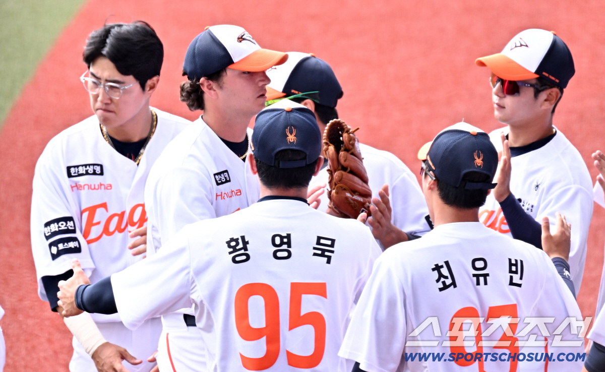 '폰세 대체자 화이트' 무사 만루 넘긴 뒤 투런포 허용...첫 실전은 '…