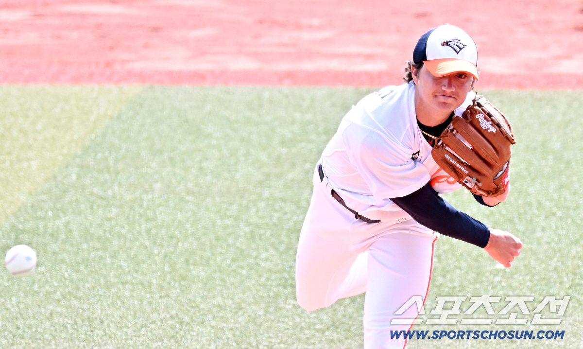 '폰세 대체자 화이트' 무사 만루 넘긴 뒤 투런포 허용...첫 실전은 '…