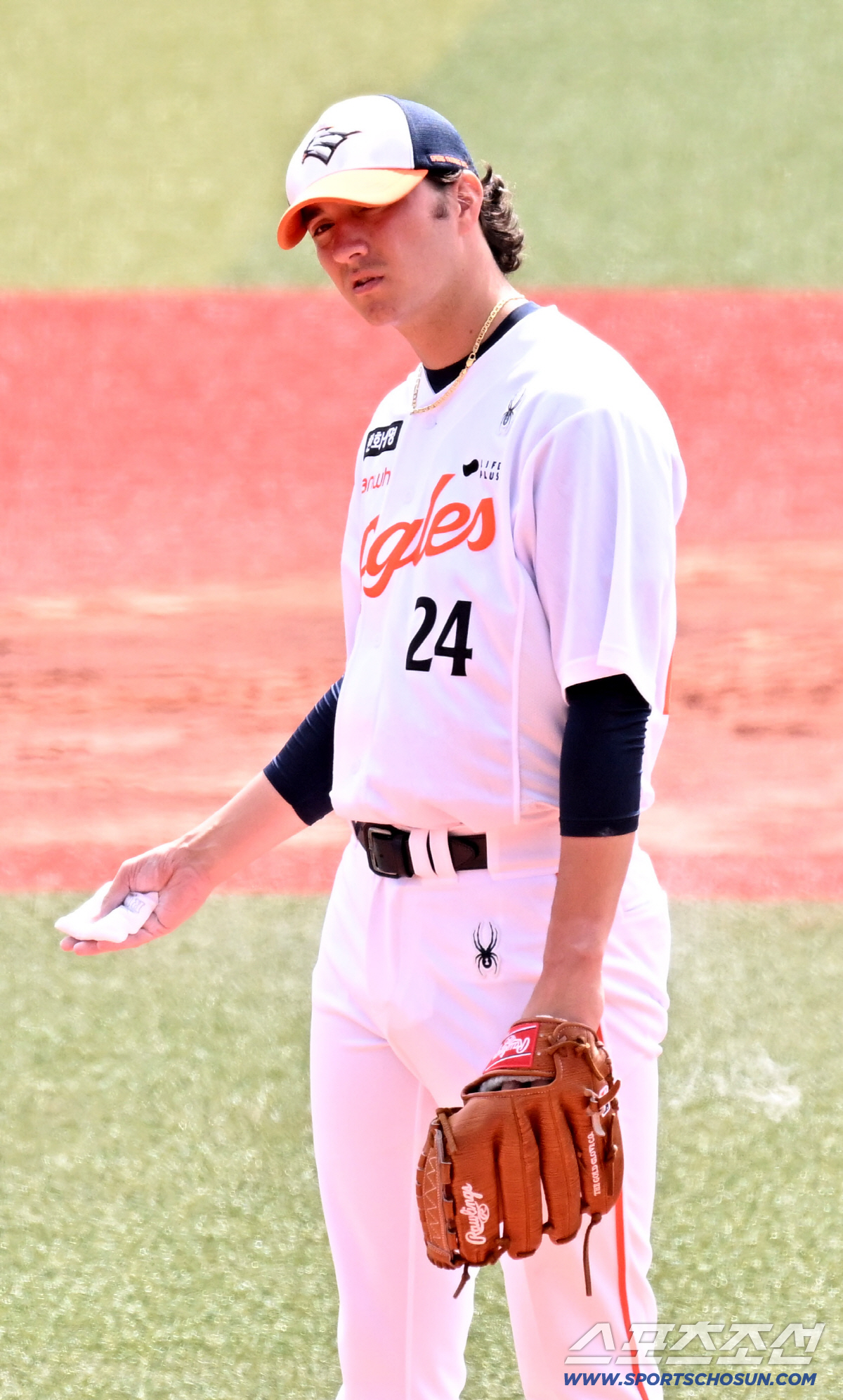 '폰세 대체자 화이트' 무사 만루 넘긴 뒤 투런포 허용...첫 실전은 '…