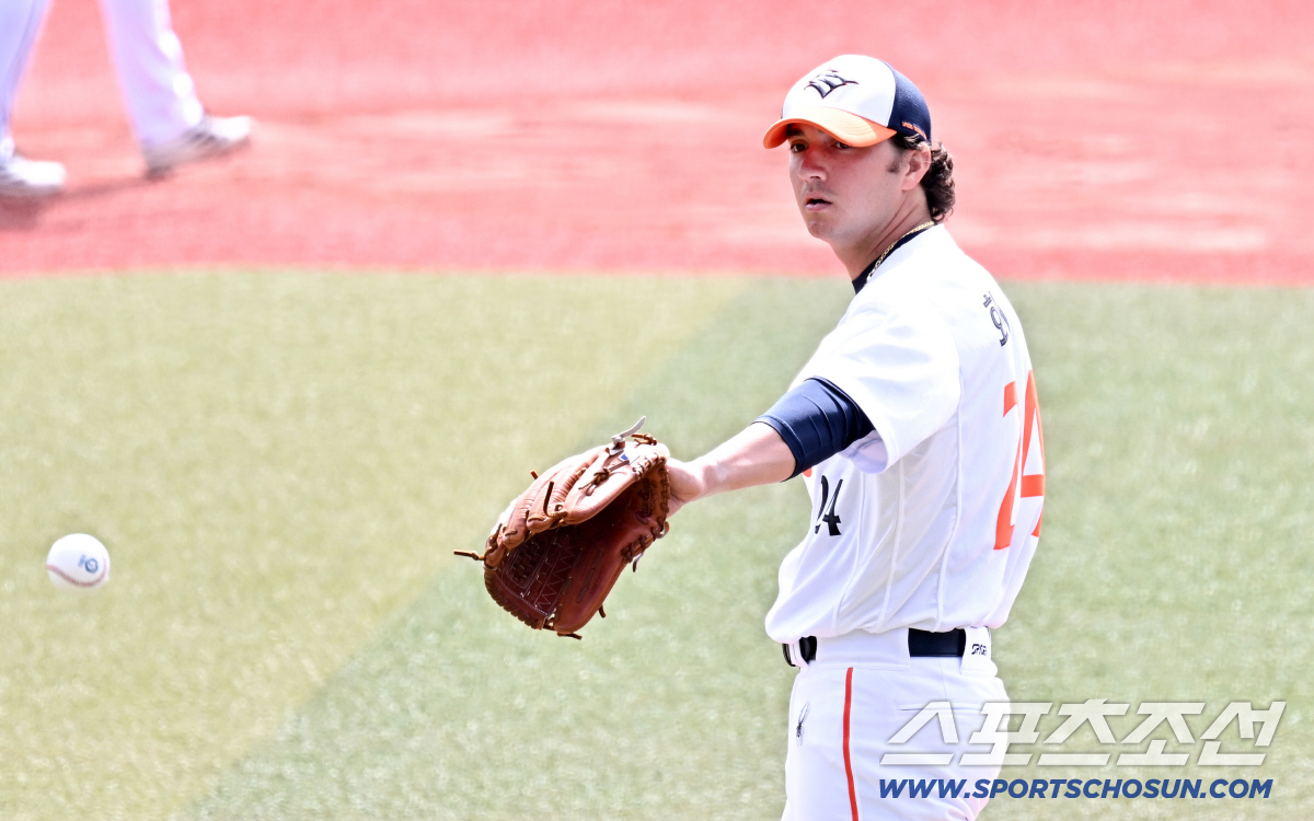 '폰세 대체자 화이트' 무사 만루 넘긴 뒤 투런포 허용...첫 실전은 '…