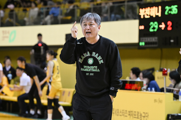 [현장인터뷰] 이상범 하나은행 감독, "정규리그 우승 싸움, 끝나지 않았다"