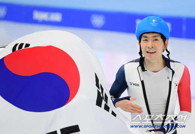 24년 만의 노메달, '후배들의 분투' 응원하며 바라본 '철인' 이승훈.…