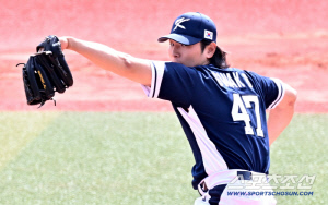 '155㎞ 강속구' 곽빈, 대표팀 에이스 존재감 확인...살벌한 구위 상반된 미소[오키나와 현장]