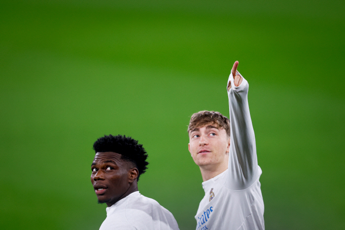 "치실로 눈을 가리겠네" 중국 14억 콧털 건드린 비니시우스 팀동료, 동양인 인종차별 게시물 공유 논란…'즉각 사과' 후에도 또 비난