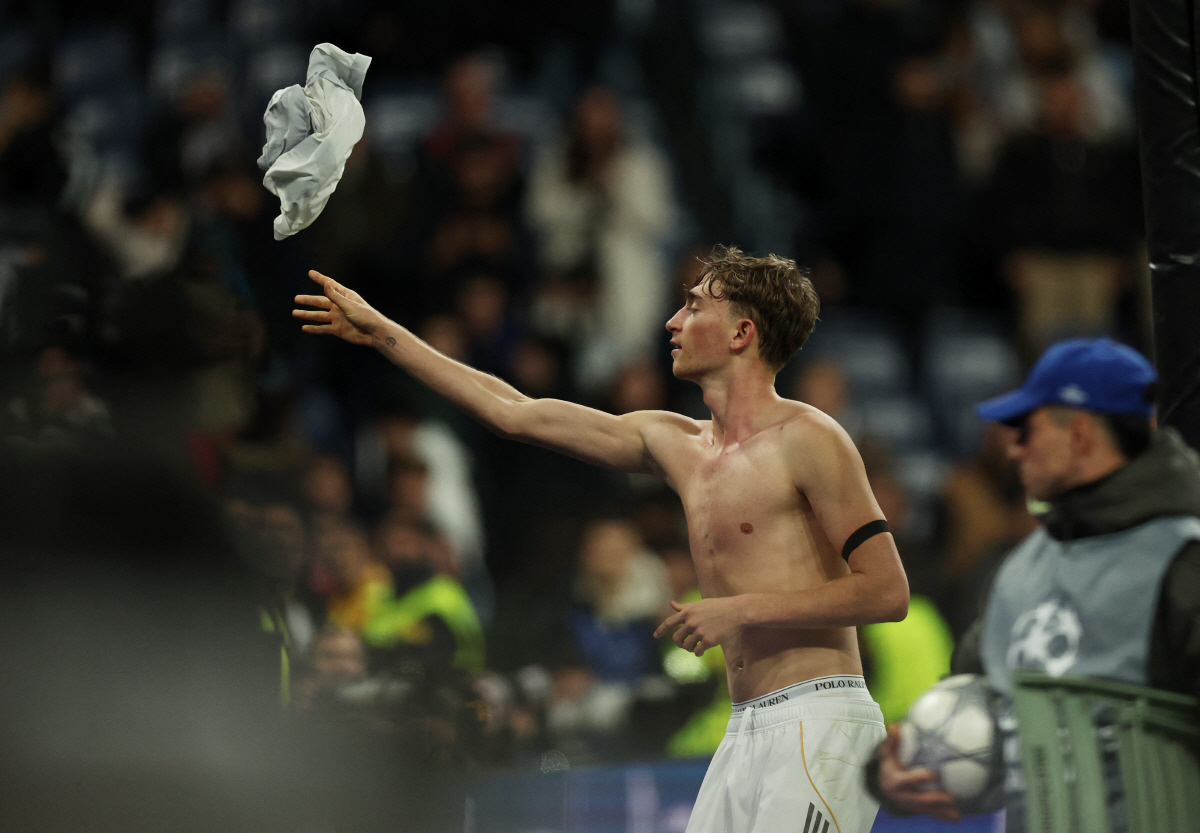 "치실로 눈을 가리겠네" 중국 14억 콧털 건드린 비니시우스 팀동료, 동…