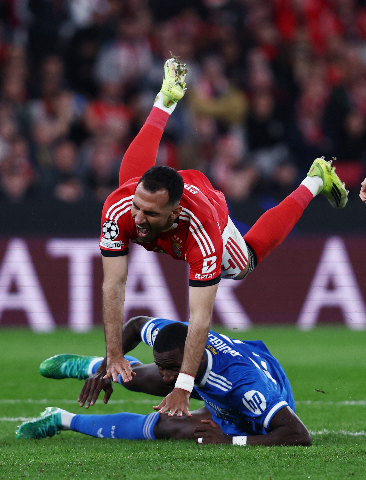 '박지성 찐친'이 선례? UEFA, '인종차별 혐의' 프레스티아니 임시 …