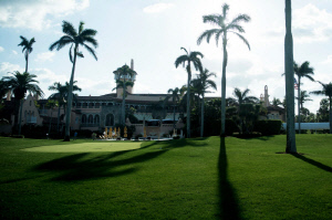 트럼프 저택 '무장 침입' 사살된 20대, 직업은 유명 골프장 직원