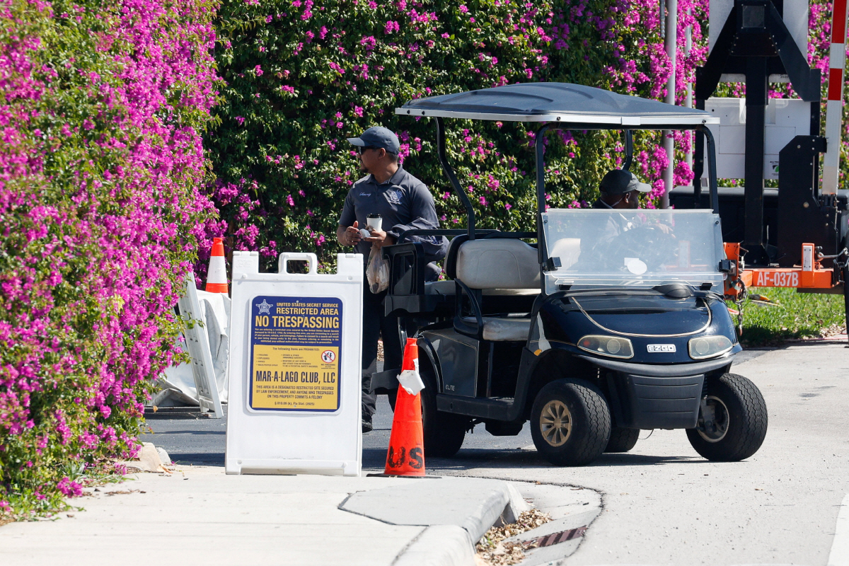 트럼프 저택 '무장 침입' 사살된 20대, 직업은 유명 골프장 직원