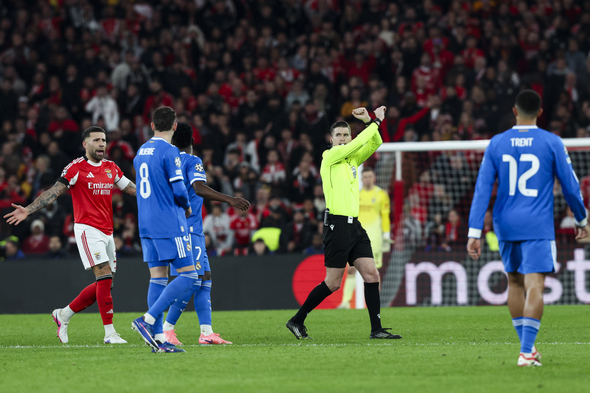[공식입장]"UEFA에 유감을 표한다" 벤피카 발끈, 주먹으로 얼굴 맞은…