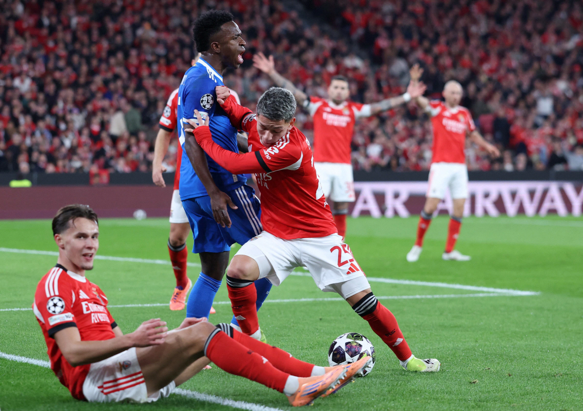 [공식입장]"UEFA에 유감을 표한다" 벤피카 발끈, 주먹으로 얼굴 맞은…