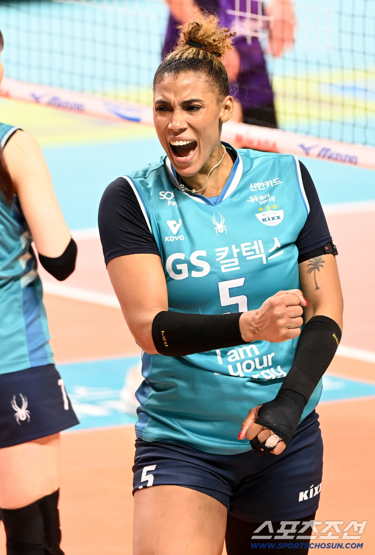 남자는 '2강', 여자는 '3파전'…좁혀진 우승 경쟁 → 봄배구는 '안갯…