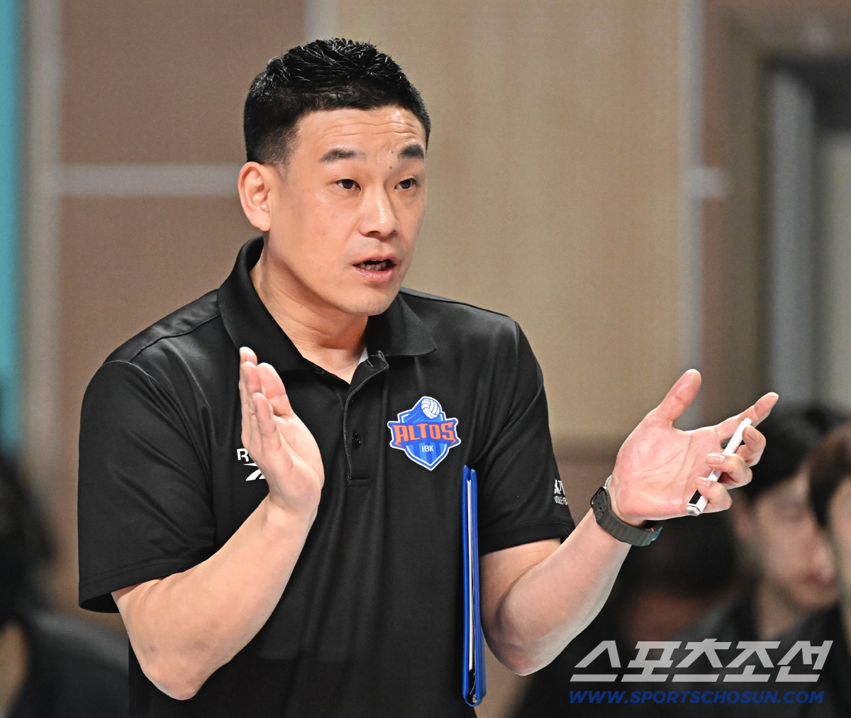 남자는 '2강', 여자는 '3파전'…좁혀진 우승 경쟁 → 봄배구는 '안갯…