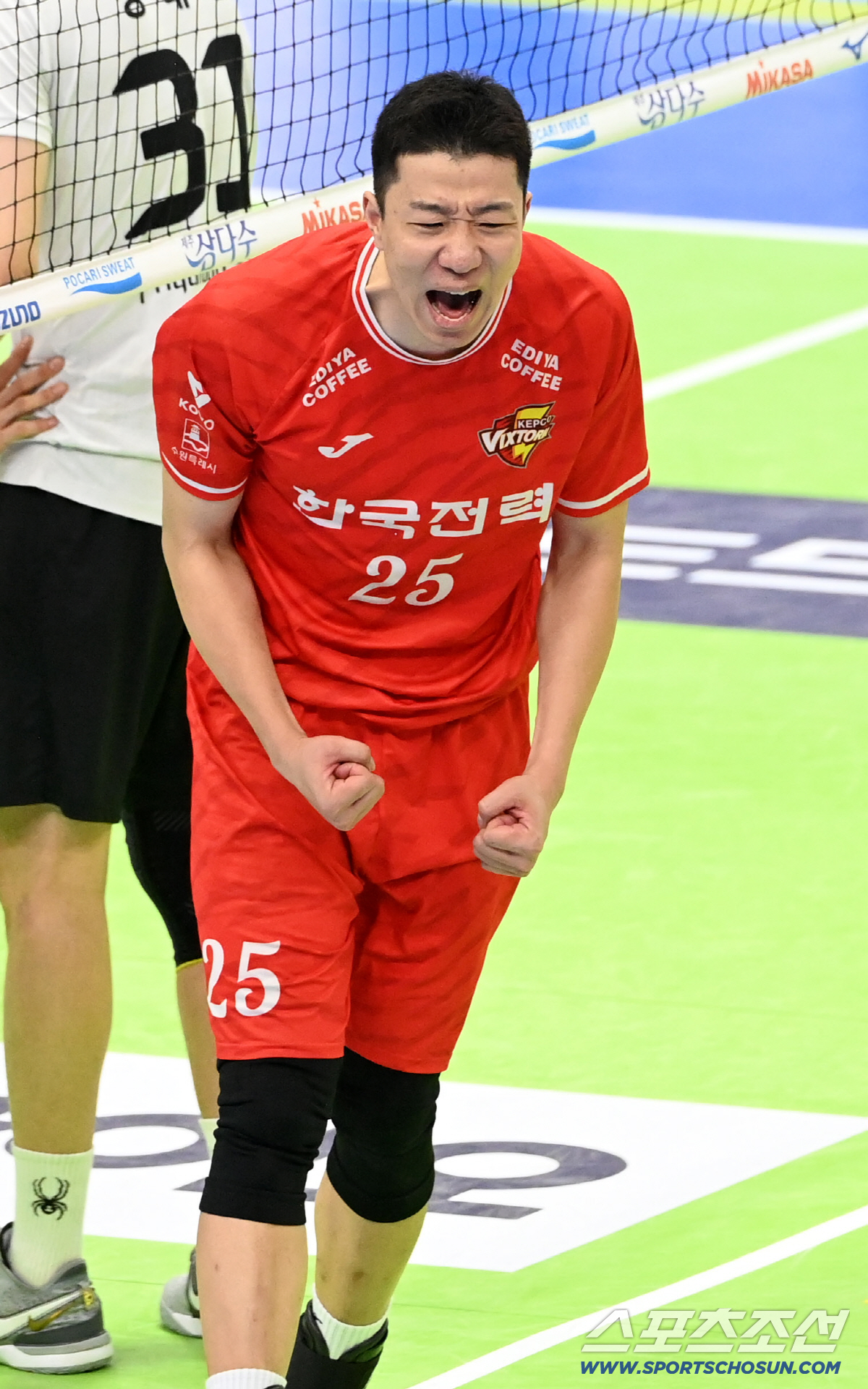 남자는 '2강', 여자는 '3파전'…좁혀진 우승 경쟁 → 봄배구는 '안갯…