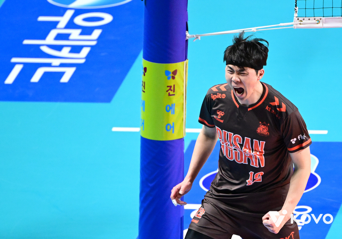 남자는 '2강', 여자는 '3파전'…좁혀진 우승 경쟁 → 봄배구는 '안갯…