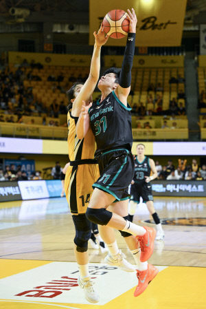 '도전과 응전', KB스타즈와 하나은행의 시즌 맞대결이 '다큐'가 아닌 '스릴러'였던 이유