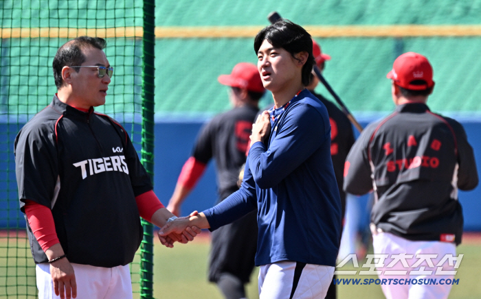 "도영아 다치지만 말고 돌아와" 손 꼭 잡은 KIA 장세홍 트레이닝 코치, 애틋한 손길 [오키나와 현장]