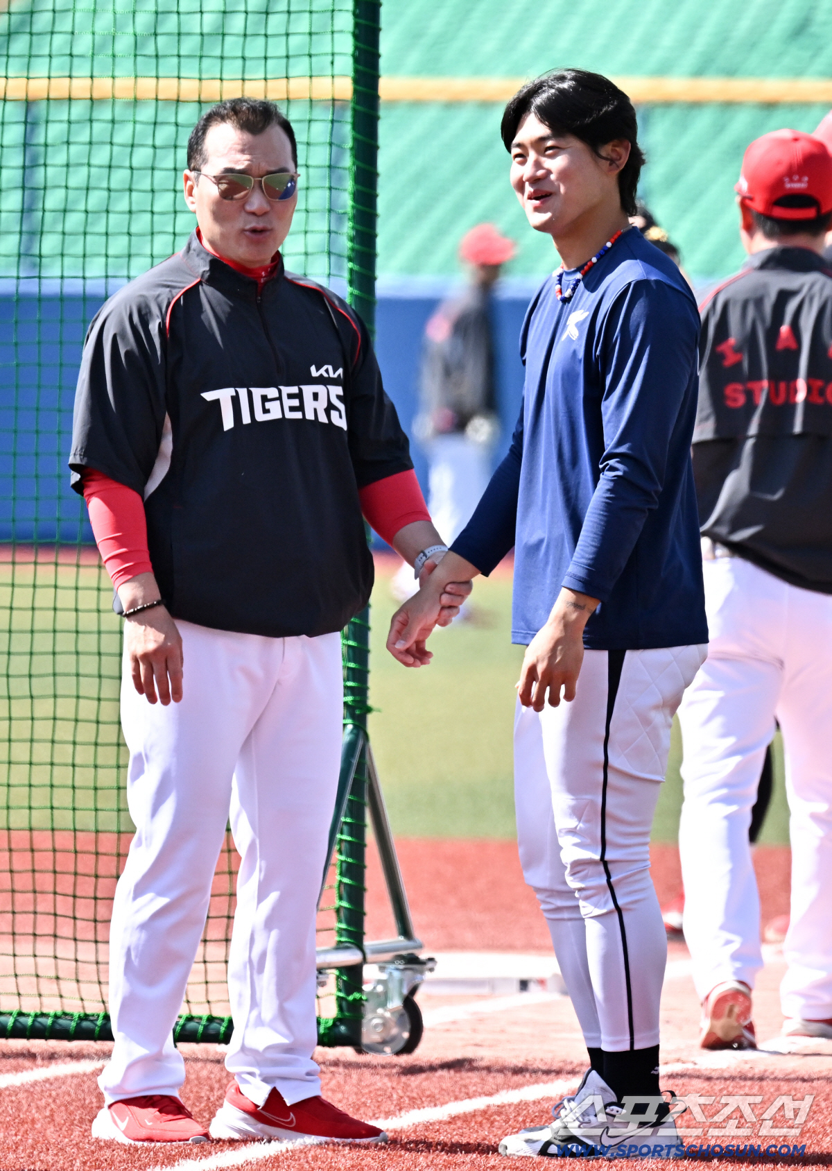 "도영아 다치지만 말고 돌아와" 손 꼭 잡은 KIA 장세홍 트레이닝 코치…
