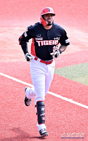 35HR 외인 보낸 이유 있네…첫 경기 첫 타석 홈런이라니, 14억 뉴페이스 존재감 제대로 보였다 [오키나와 현장]