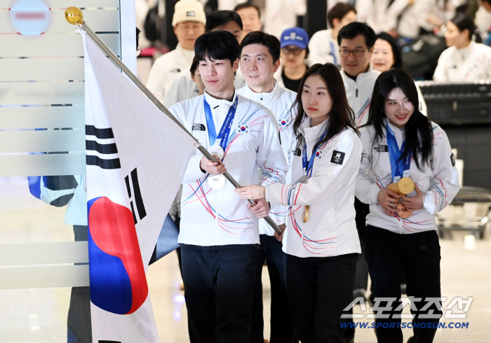 "자랑스러운 팀 코리아" 금3+은4+동3 밀라노 영웅들 금의환향...최휘영 문체부 장관 "국민들에게 감동과 기쁨"