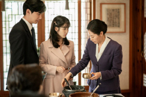 아이유, '전 남친' 이준영에 커피차 선물…