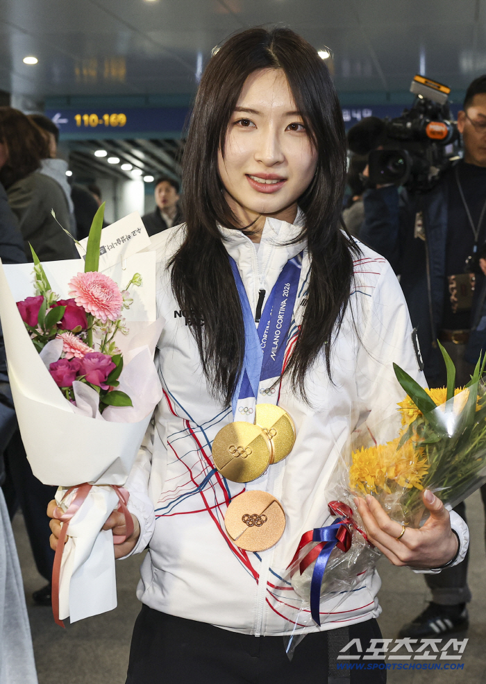 '韓 최고 스타' 김길리가 돌아왔다 '미친 환영인파'...'7메달' 최민정도 인정한 차세대 여제 확정