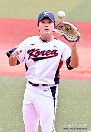 '얼굴 직격할 뻔' 154㎞ 김택연, 글러브 스치며 살았다...모두가 얼어붙은 순간