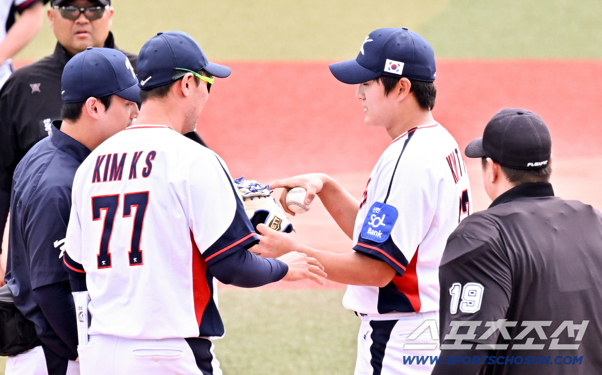 '얼굴 직격할 뻔' 154㎞ 김택연, 글러브 스치며 살았다...모두가 얼…