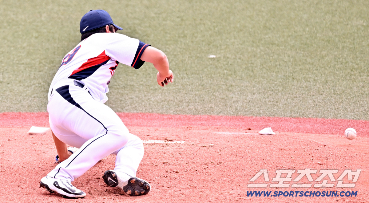 '얼굴 직격할 뻔' 154㎞ 김택연, 글러브 스치며 살았다...모두가 얼…
