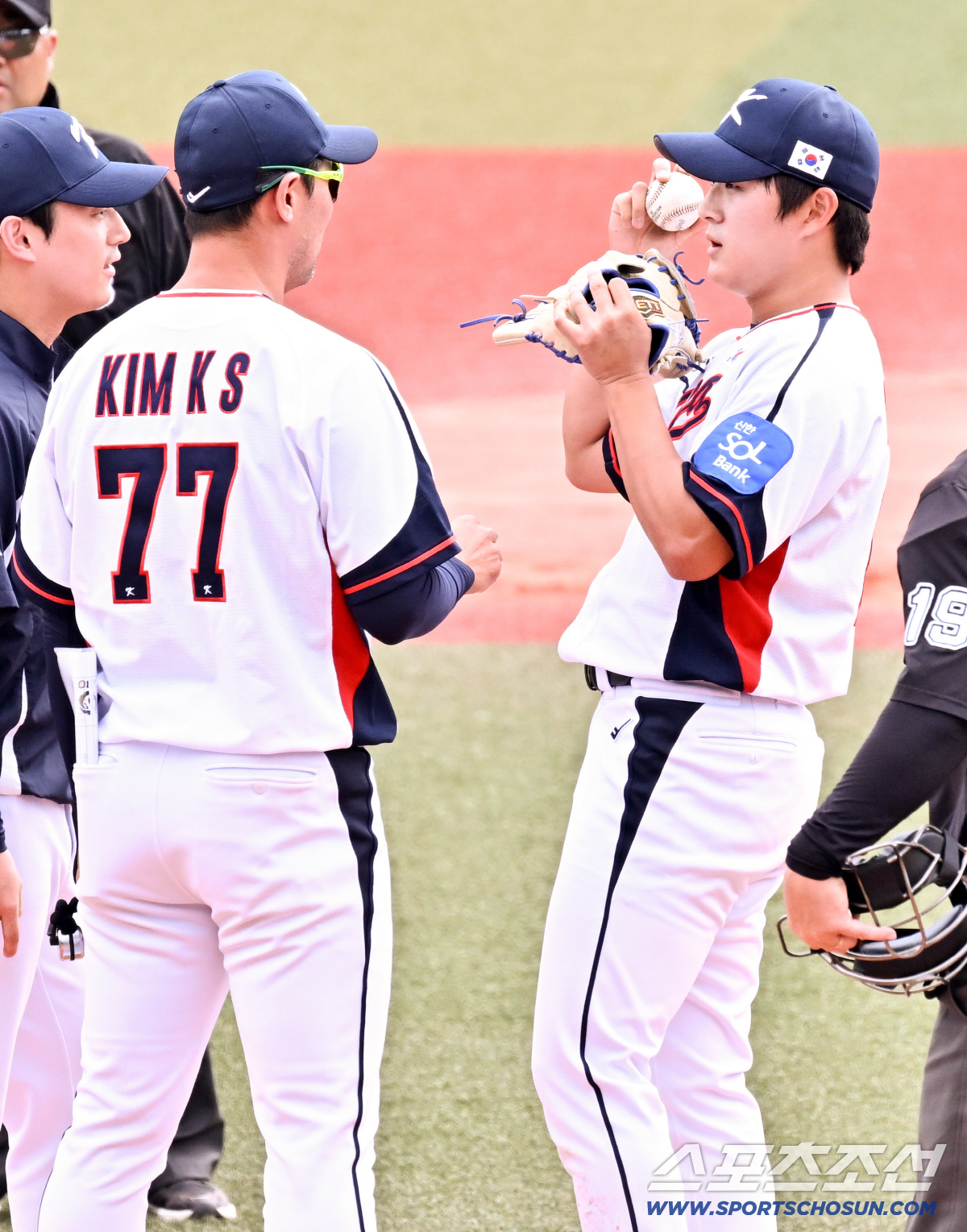 '얼굴 직격할 뻔' 154㎞ 김택연, 글러브 스치며 살았다...모두가 얼…